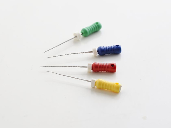 外苑前（東京）の歯医者、Angel矯正歯科・歯科口腔外科のニッケルチタンファイル